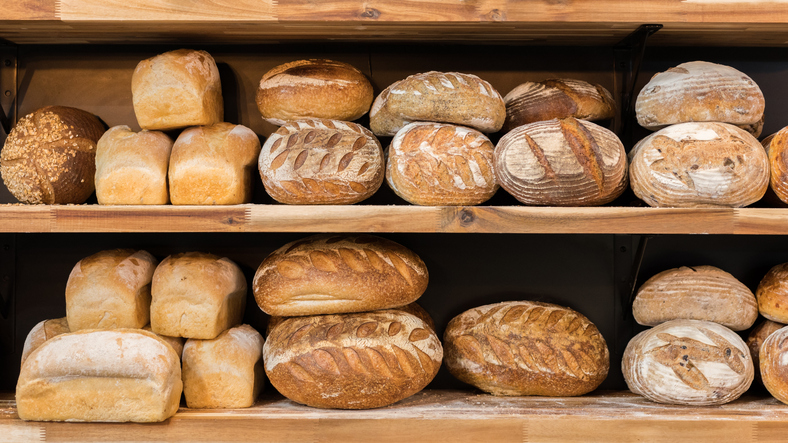 Gluten! Plastic-free bread loaves on 2 shelves.